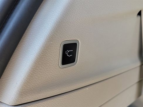 Used 2024 Chrysler Voyager LX image 23