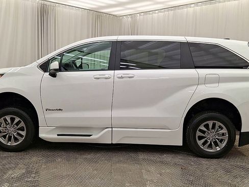 Used 2025 Toyota Sienna LE image 8