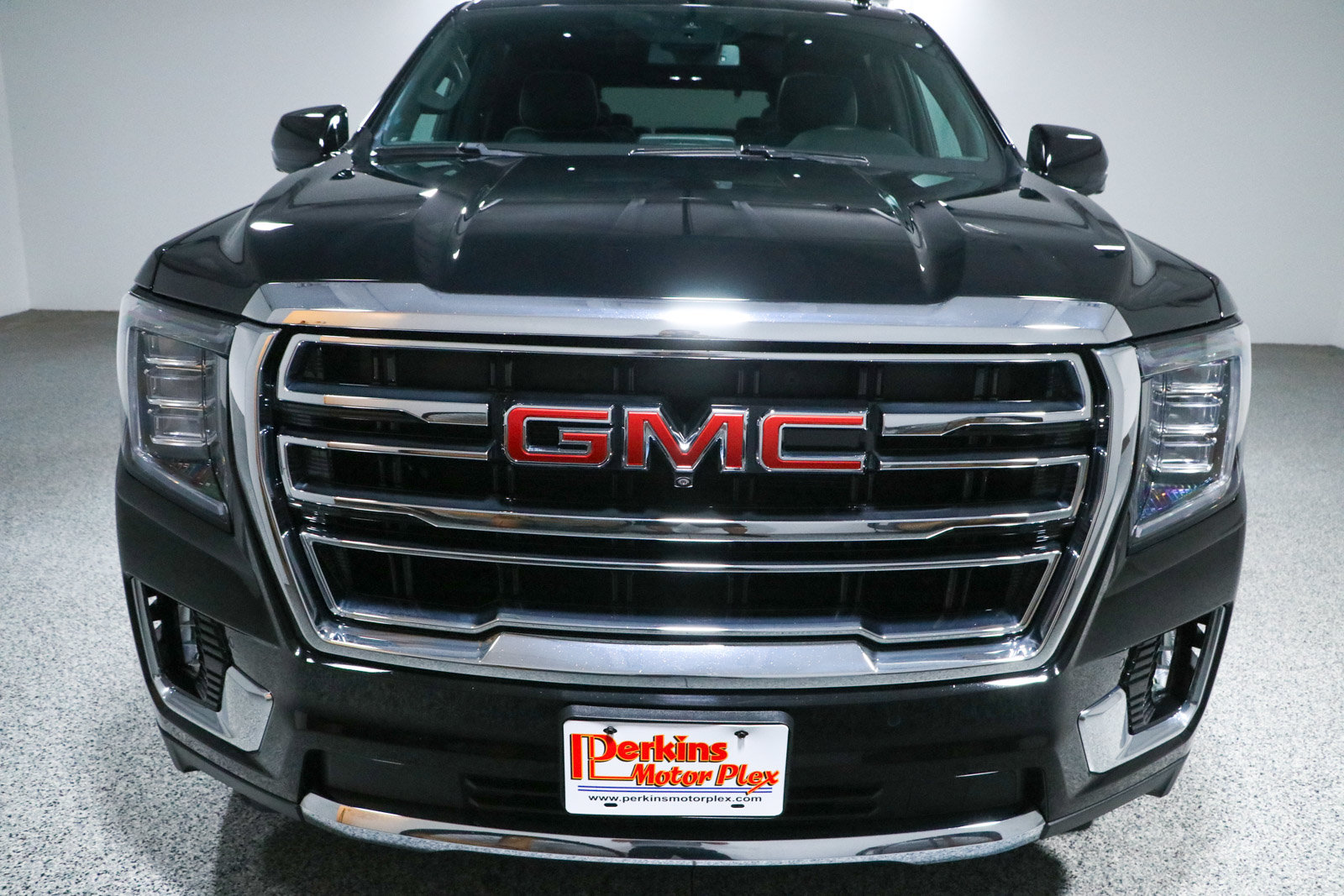 Used 2023 GMC Yukon SLT w/ SLT Premium Package AWD/4WD image 4