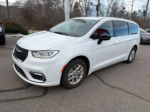 Used 2024 Chrysler Pacifica Touring-L image 7