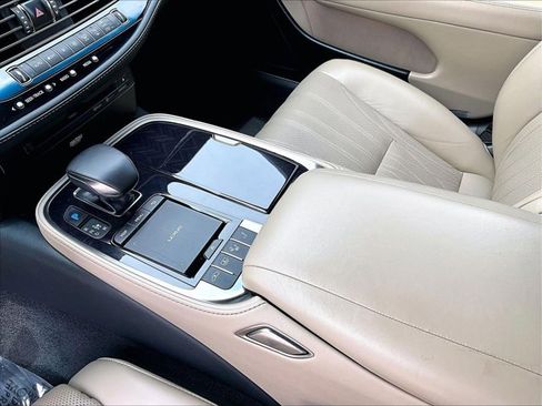 Used 2022 Lexus LS 500 w/ Interior Upgrade Package RWD image 15