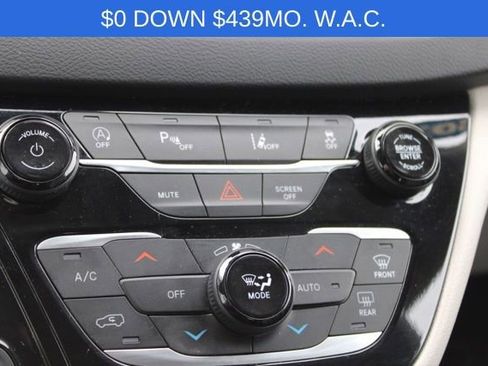 Used 2023 Chrysler Pacifica Touring-L image 42