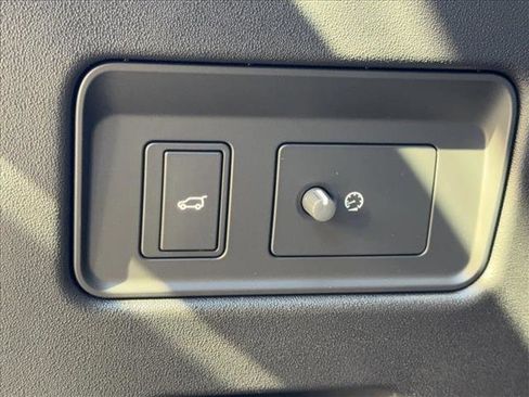 New 2025 Land Rover Discovery Dynamic SE image 28