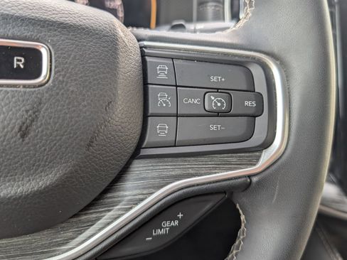 Used 2024 Jeep Wagoneer L Series II RWD image 18