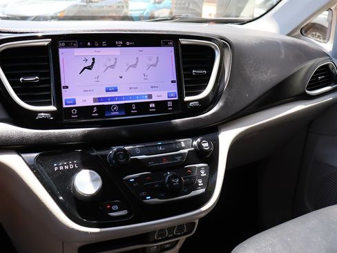 Used 2022 Chrysler Pacifica Touring-L FWD image 46