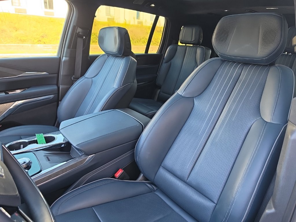Used 2025 Cadillac Escalade IQ Luxury 2 AWD/4WD image 11