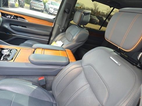 Used 2022 Jeep Grand Wagoneer Series II w/ Premium Group II image 10