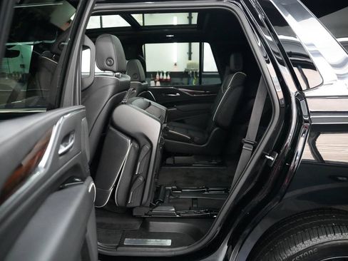 Used 2023 Cadillac Escalade Premium Luxury AWD/4WD image 32