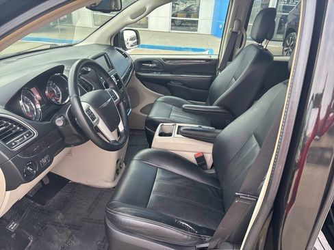 Used 2016 Chrysler Town & Country Touring image 16
