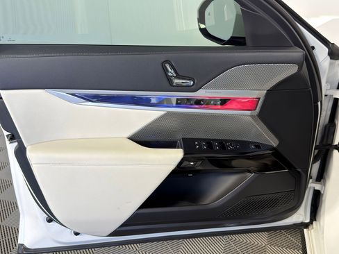 Certified 2023 BMW 760i xDrive image 20