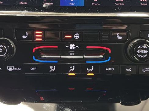 Used 2025 Jeep Grand Cherokee Limited w/ Black Appearance Package image 18