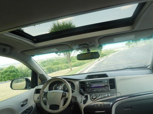 Used 2012 Toyota Sienna SE FWD image 24
