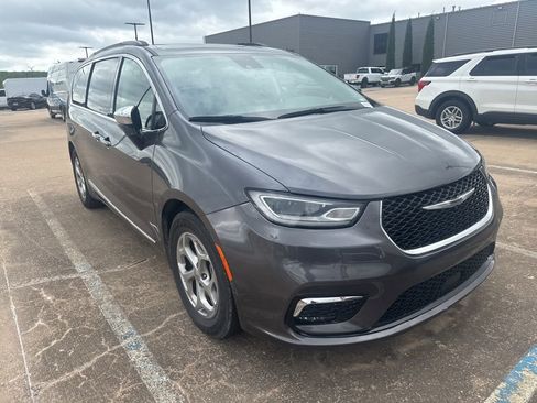 Used 2023 Chrysler Pacifica Limited FWD image 7