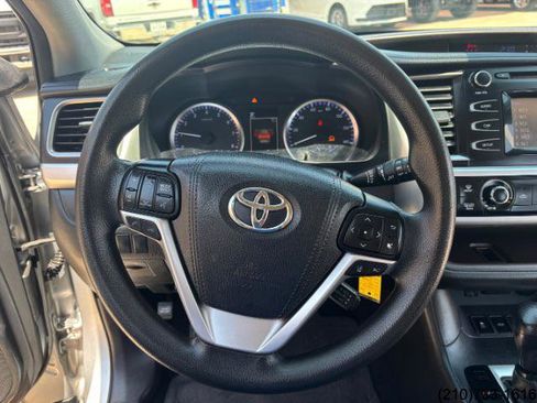 Used 2017 Toyota Highlander LE image 18