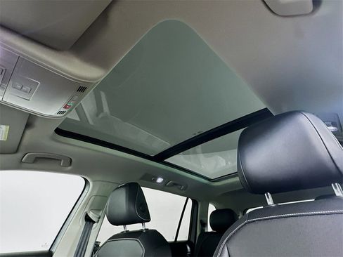 Used 2023 Volkswagen Tiguan SE w/ Panoramic Sunroof Package image 11