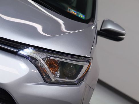 Used 2018 Toyota RAV4 XLE AWD/4WD image 9