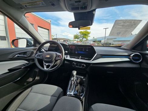 Used 2025 Chevrolet Trax LT w/ LT Convenience Package FWD image 29