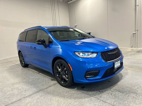 New 2026 Chrysler Pacifica Limited w/ S Appearance Package image 4