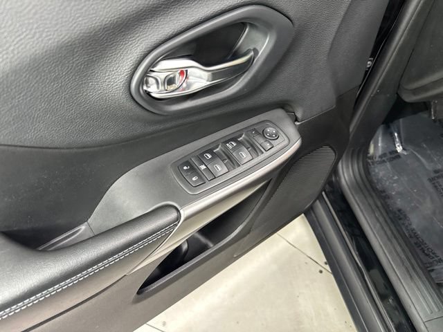 Used 2019 Jeep Cherokee Latitude w/ Popular Appearance Group AWD/4WD image 9