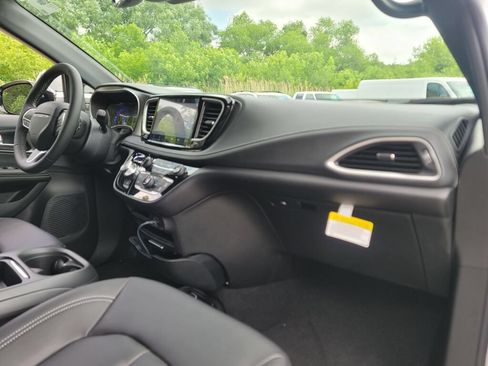 New 2027 Chrysler Pacifica Select FWD image 7