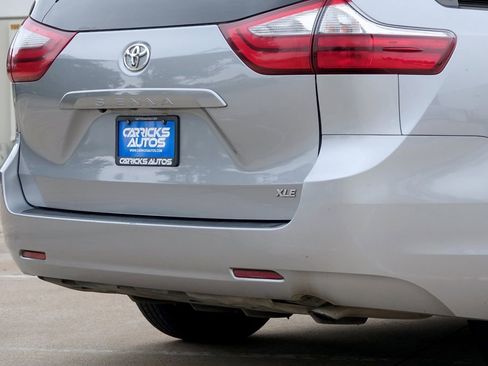 Used 2017 Toyota Sienna XLE FWD image 34