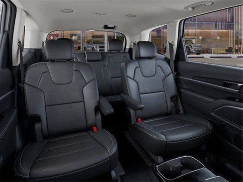 Used 2025 Kia Telluride S FWD image 16