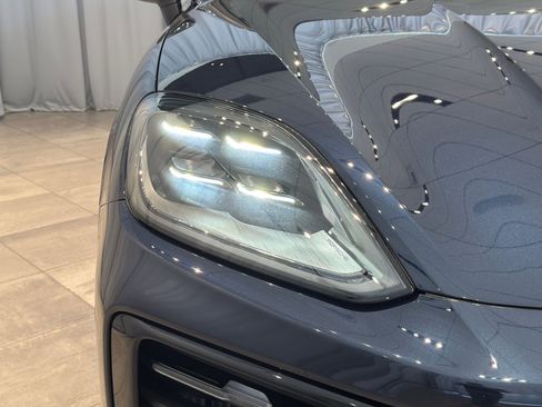 Certified 2025 Porsche Cayenne image 12