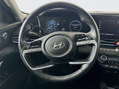 Used 2025 Hyundai Elantra Limited image 18