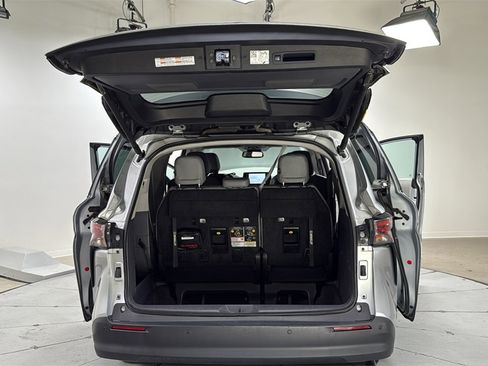Used 2024 Toyota Sienna XLE image 16