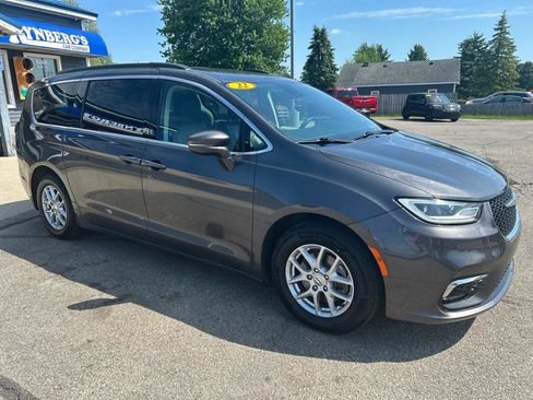 Used 2022 Chrysler Pacifica Touring-L FWD image 5