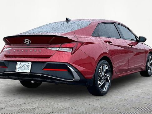 Used 2025 Hyundai Elantra Sport image 2