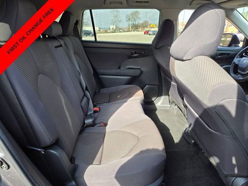 Used 2024 Toyota Highlander LE AWD/4WD image 19