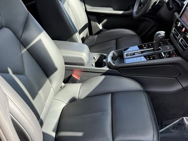 Used 2026 Porsche Macan AWD/4WD image 25