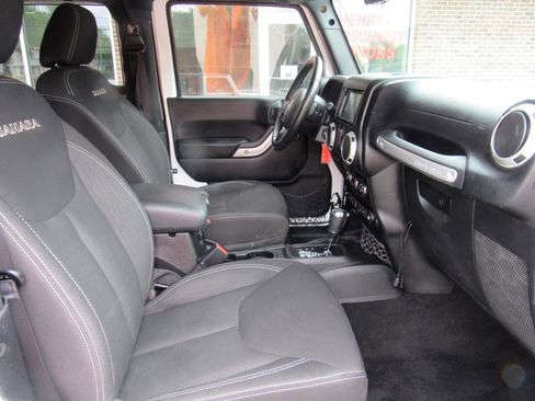 Used 2016 Jeep Wrangler Sahara w/ Connectivity Group AWD/4WD image 26