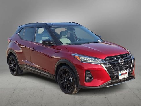 Used 2023 Nissan Kicks SR w/ SR Premium Package FWD image 2