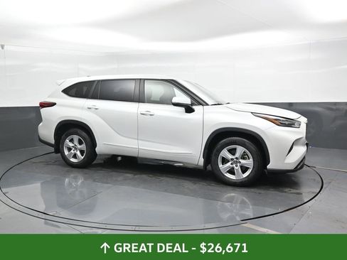 Used 2023 Toyota Highlander LE image 5