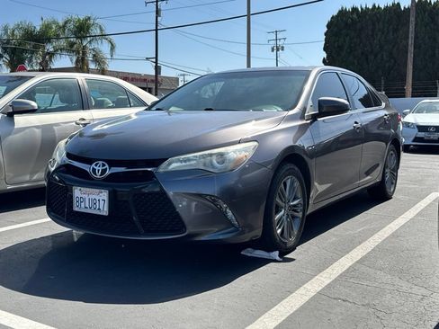 Used 2017 Toyota Camry SE w/ Moonroof Package FWD image 2