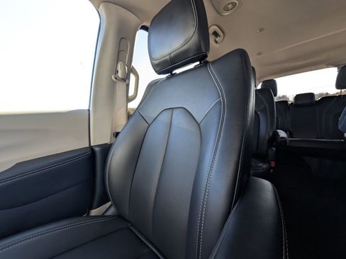 Used 2024 Chrysler Pacifica Touring-L image 11