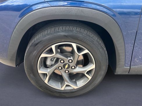 Used 2024 Chevrolet Trax LT w/ Sunroof Package FWD image 16