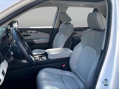 Used 2025 Honda Pilot Touring image 8