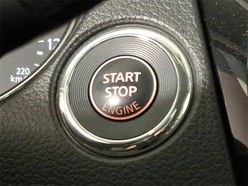 Used 2018 Nissan Rogue SV image 25