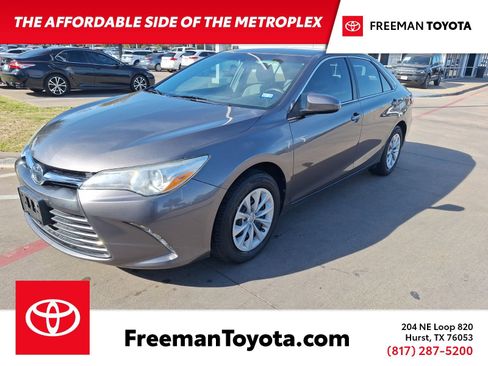 Used 2016 Toyota Camry LE image 1