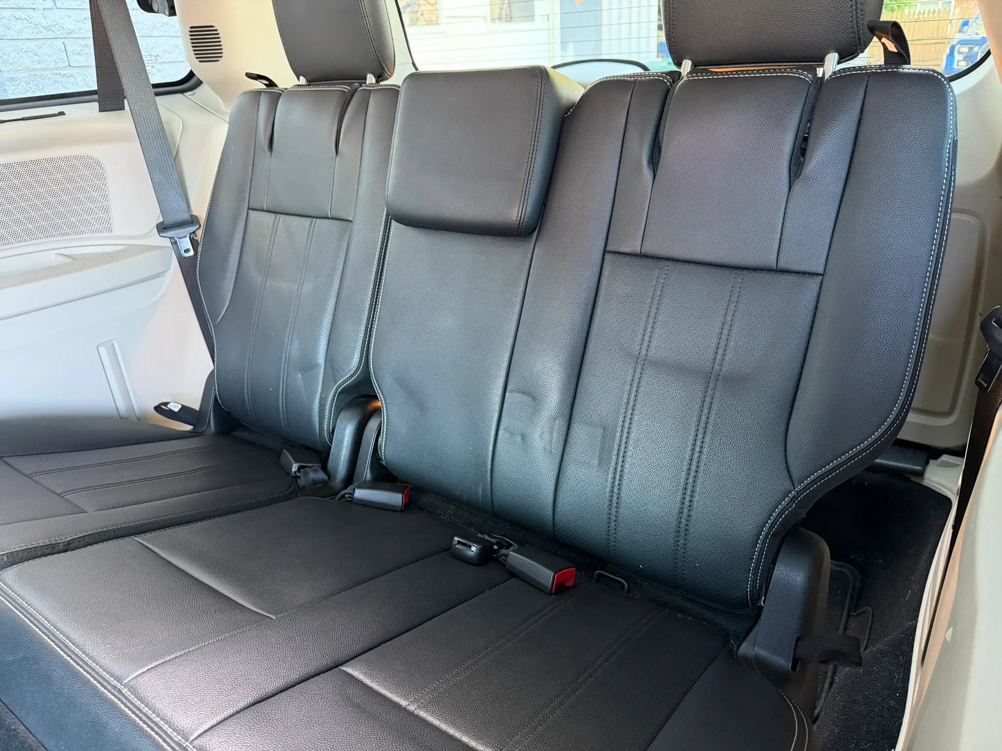 Used 2016 Chrysler Town & Country Touring-L FWD image 12