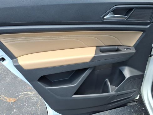 Certified 2022 Volkswagen Atlas Cross Sport SE w/ Panoramic Sunroof Package AWD/4WD image 15