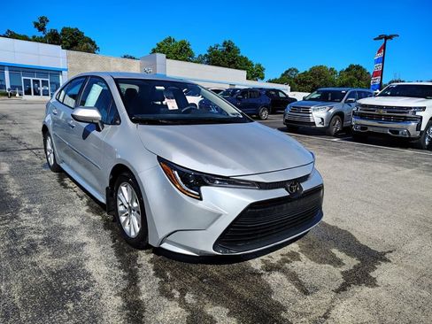 Used 2025 Toyota Corolla LE w/ LE Premium Package FWD image 3