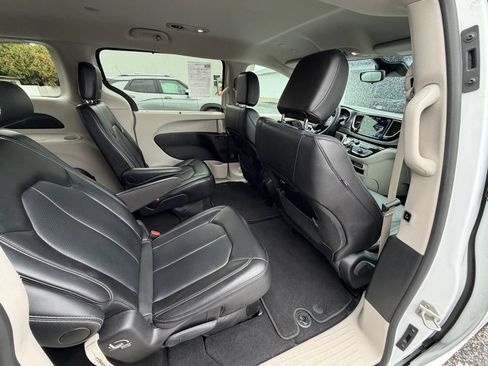 Used 2024 Chrysler Pacifica Touring-L FWD image 14