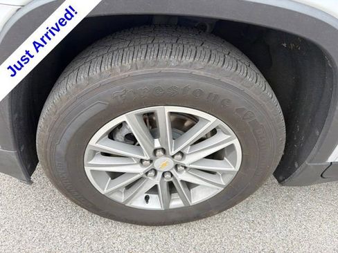 Used 2022 Chevrolet Traverse LT FWD image 11