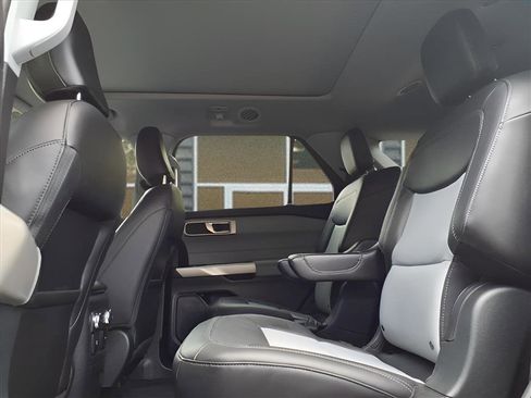 Used 2022 Ford Explorer XLT w/ Equipment Group 202A image 10