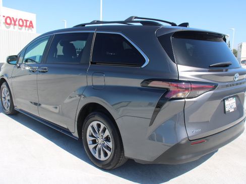 Certified 2025 Toyota Sienna LE w/ LE Plus Package FWD image 5