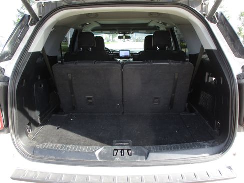 Used 2020 Ford Explorer XLT w/ Equipment Group 202A AWD/4WD image 18